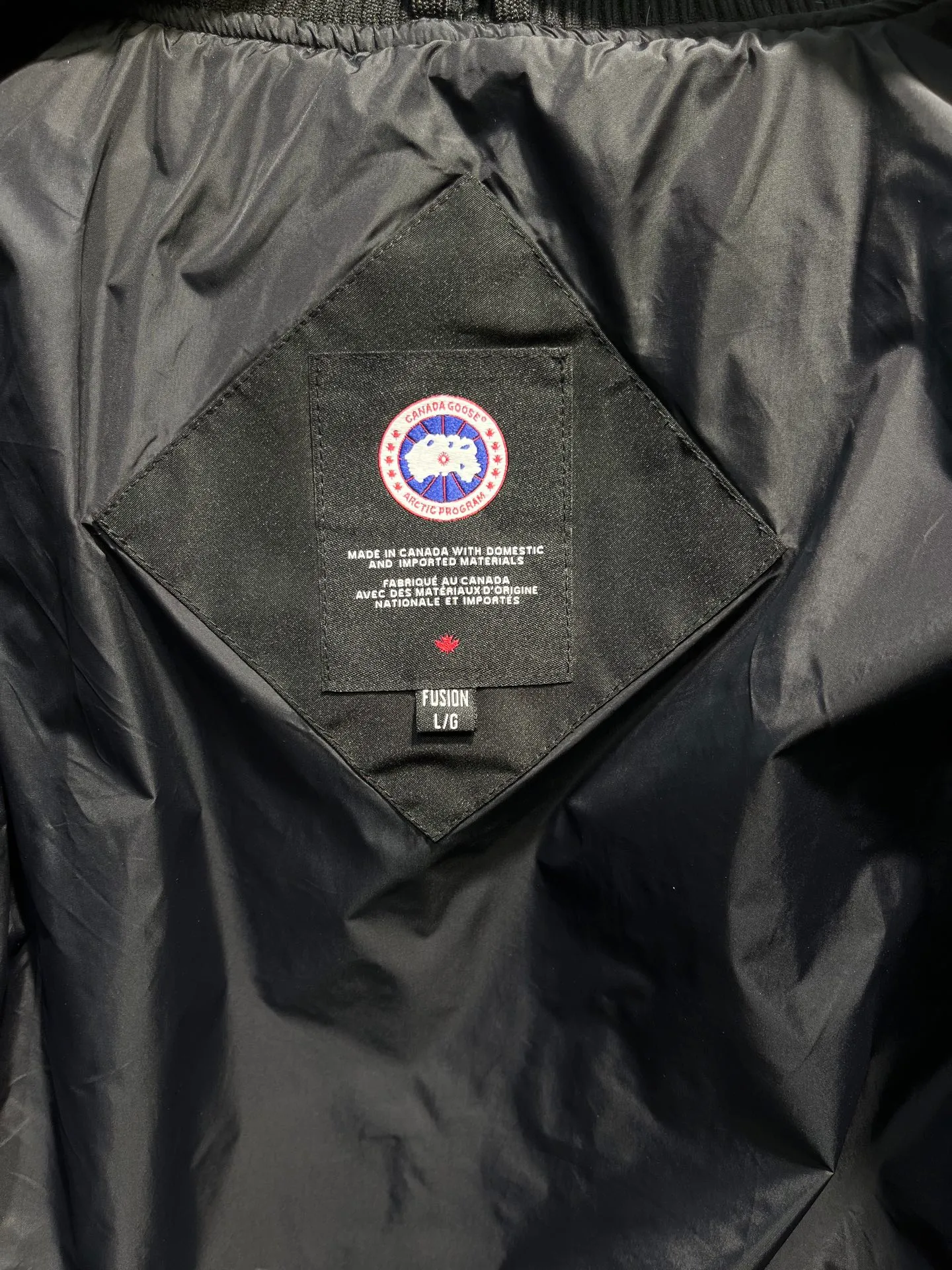 P840 Ganand Goose⭐️Canada Goose men’s new short style is the most popular autumn and winter item on INS in recent years. More and more people are choosing goose down jackets. Fur collar: wolf hair! Canada Goose super 3D technology waterproof fabric treatment, perfect wind resistance, cold resistance, and high temperature resistance! Built-in plush heat storage to keep warm, heats up quickly and warms up quickly! Personalized design, exquisite workmanship, smooth to the touch and comfortable on the skin. Double-layer windproof cuffs, windproof and frostproof! The pocket design is beautiful and practical. The Canada Goose down jacket has been the most popular thermal suit in the world in the past two years. It has far surpassed the down jackets in the Mengkou Kingdom. At the same time, the style is classic and never goes out of style. Don’t be afraid of this cold winter, all you need is a Canada Goose down jacket. Item number: 42 styles Black: lime, black, graphite gray Size: S-3XL